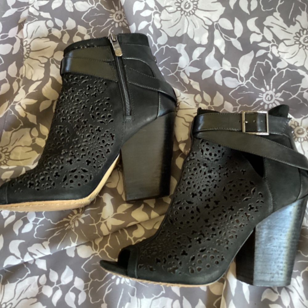 Vince Camuto Mesh Peep Toe Heel - Picture 5 of 8